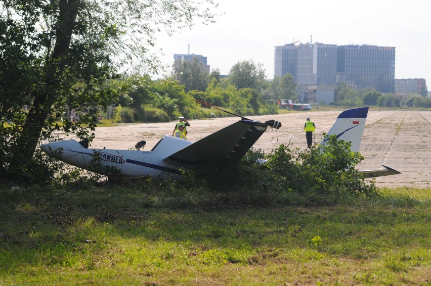 Awaryjne lądowanie szybowca w czasie Małopolskiego Pikniku Lotniczego, pokazy były wstrzymane