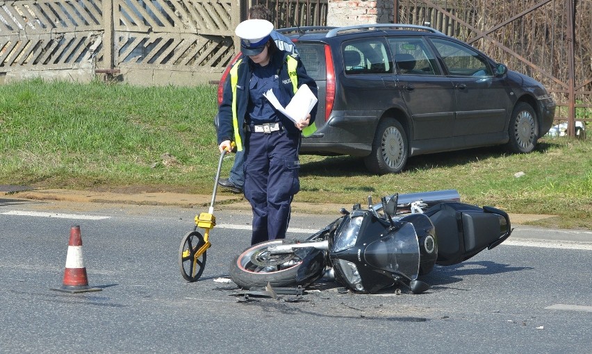 Wypadek na Konstantynowskiej. Ranny motocyklista [ZDJĘCIA]
