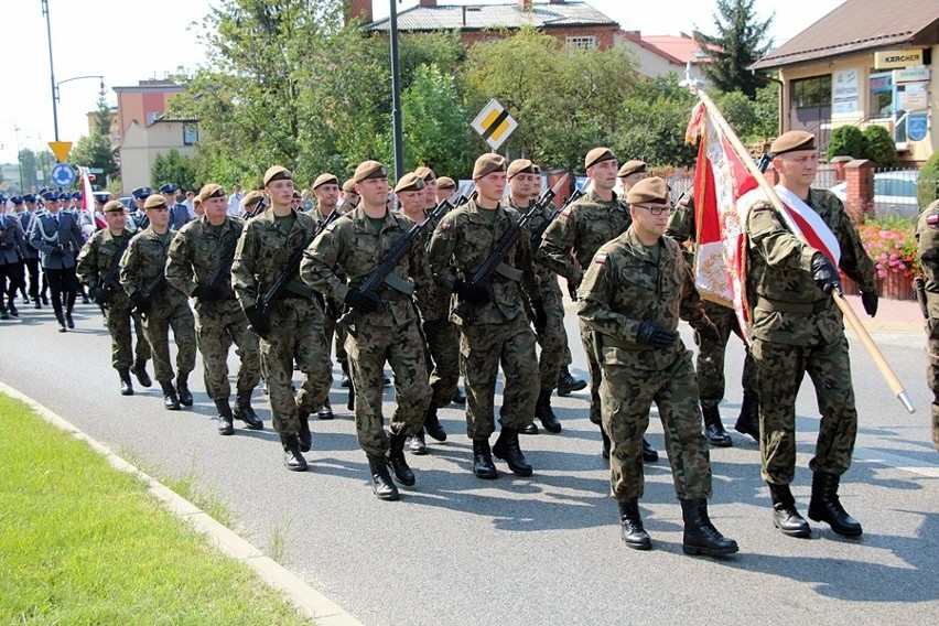 Kilkuset mundurowych na ulicach – w Skarżysku-Kamiennej odbyły się wojewódzkie obchody upamiętnienia wybuchu II wojny światowej [ZDJĘCIA]