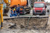 Pracownicy MPWiK walczą z awariami na sieciach wodociągowych we Wrocławiu. Mieszkańcy blisko 50 ulic nie będą mieć wody