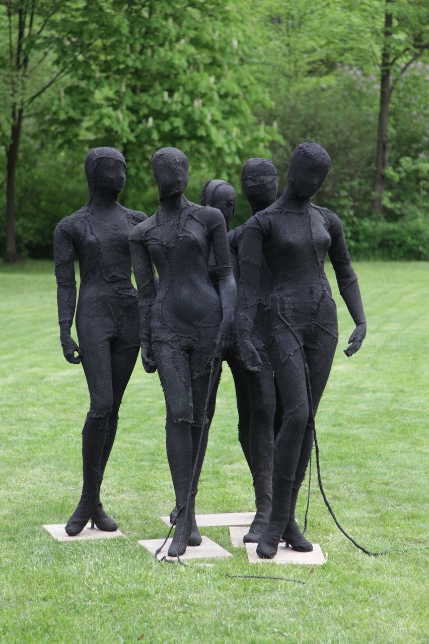Te rzeźby Magdaleny Abakanwicz już stoją w Oronsku