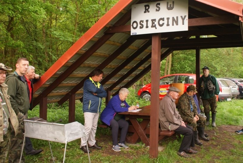 Zawody wędkarskie na jeziorku w Samszycach to tradycyjny...