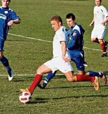 Krzysztof Gajtkowski (biały strój) w charakterystycznej dla siebie akcji Fot. (KOW)