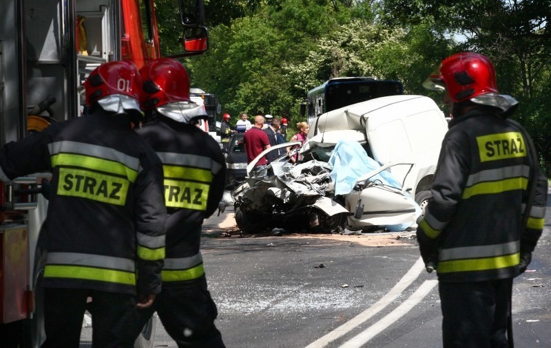 Tragiczny wypadek na ul. Przestrzennej. Jedna osoba nie żyje, ośmiu rannych [zdjęcia]