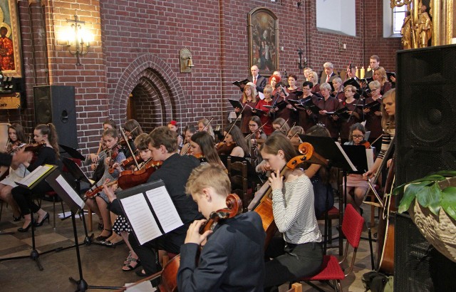 Jeden z najmłodszych, a jednocześnie najbardziej znanych grudziądzkich chórów kameralnych - The G Singers - w sobotę świętował swój jubileusz. Jak? Śpiewająco, oczywiście! Chórzyści zaprosili na koncert, podczas którego wystąpili wraz z orkiestrą smyczkową oraz zespołem muzyki dawnej Państwowej  Szkoły Muzycznej.Podczas występu bazylika była pełna słuchaczy. „Szkoda, że to już po... Pełni wrażeń i emocji dziękujemy wszystkim, którzy współtworzyli to przedsięwzięcie. (...)  Jesteśmy szczęśliwi i wchodzimy rozpędem w... nowe pięciolecie” - na swoim profilu facebookowym po koncercie napisali chórzyści.