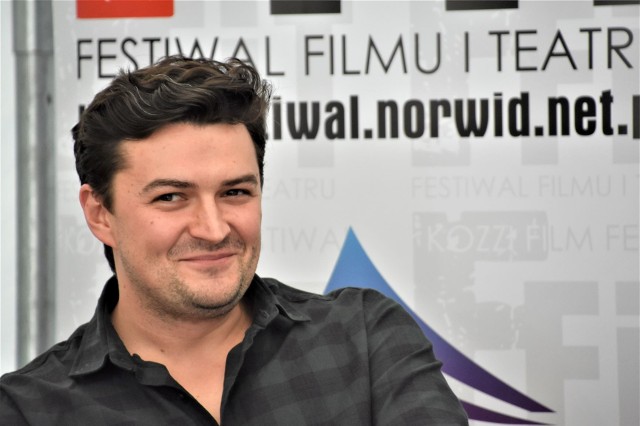 Bartosz Kruhlik urodził się w 1985 r. w Lubsku. Filmem „Supernova” kosi nagrody na festiwalach od ponad roku. Na 6. Kozzi Film Festiwalu 2020 – Zielona Góra Żary Wiechlice – otrzymał Klaps 2020 za „najlepszy film akcji”