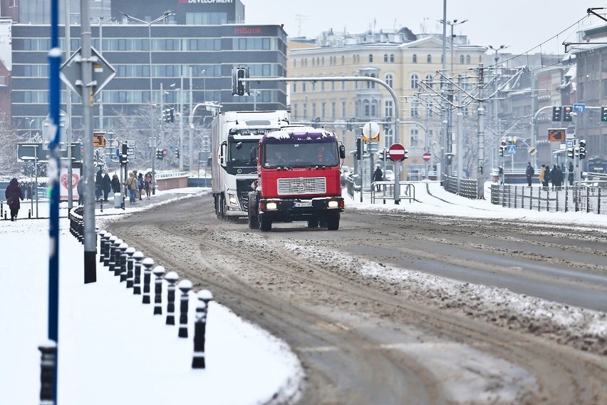 Opady śniegu we Wrocławiu i w okolicy ustały, ale na ulicach...