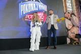 Małgorzata Rozenek na press day „Pokonaj mnie, jeśli potrafisz” niczym wojowniczka. Celebrytka ma na sobie strój, przypominający... zbroję