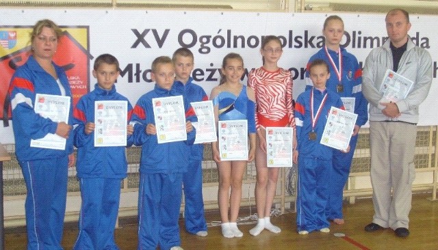 Medaliści OOM w akrobatyce trenerami Jolantą Brudny "Stal&#8221; (trampolina) i Grzegorzem Bielcem "Sokół&#8221; (akrobatyka).