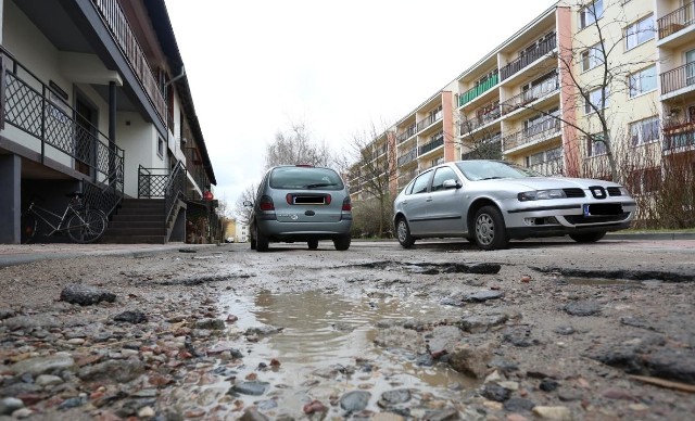 Jak zapowiada prezes spółdzielni Kolejarz, wykonawca prac ma zakończyć je jeszcze w kwietniu.