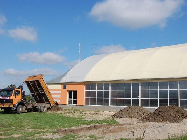 Wewnątrz trwa montaż urządzeń, a na zewnątrz nawożona jest ziemia, by teren wokół ładnie się prezentował