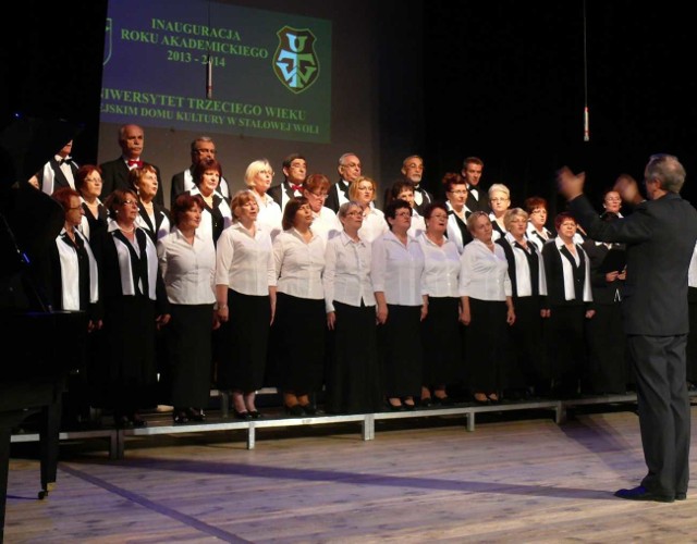 Chór Uniwersytetu Trzeciego Wieku z dwoma innymi chórami śpiewa na inauguracji roku akademickiego.