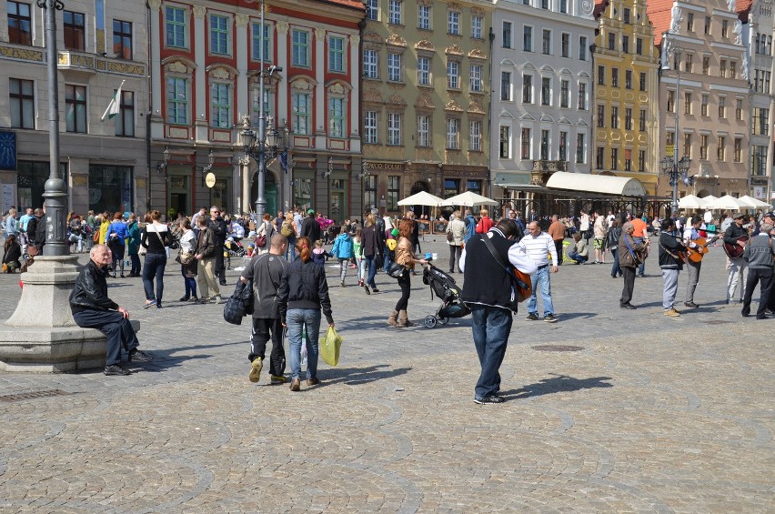 Piękna pogoda ściągnęła tłumy na wrocławski Rynek (FILM, ZDJĘCIA)