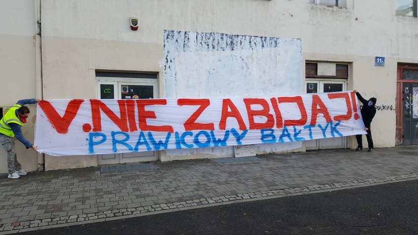 Grupa "Prawicowy Bałtyk" zamalowała mural Strajku Kobiet. Zarząd gdyńskiego klubu reaguje, możliwe kroki prawne
