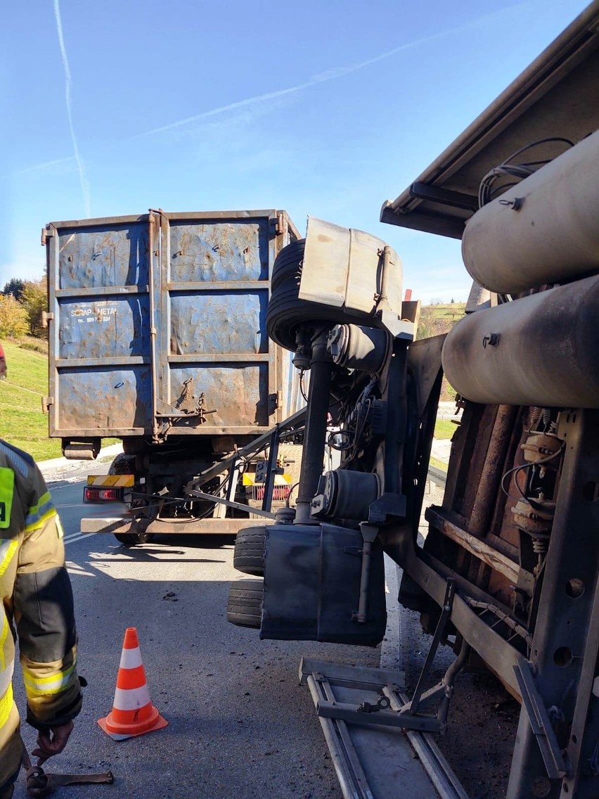 Tęgoborze wypadek! Wywrotka ciężarówki ze złomem na drodze Nowy Sącz – Brzesko zablokowała jeden pas ruchu