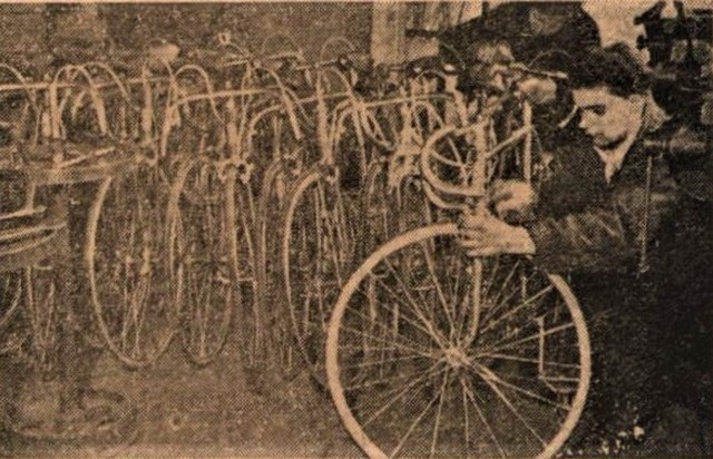 Początek maja przez lata kojarzył się ze startem kolarskiego Wyścigu Pokoju, na którym nasi kolarze startowali często na rowerach produkowanych przez bydgoski „Romet”. Na zdjęciu: ostatnie „szlify” nowiutkich rowerów typu „Bałtyk” przygotowywanych na Wyścig Pokoju w latach 50. ub. wieku.