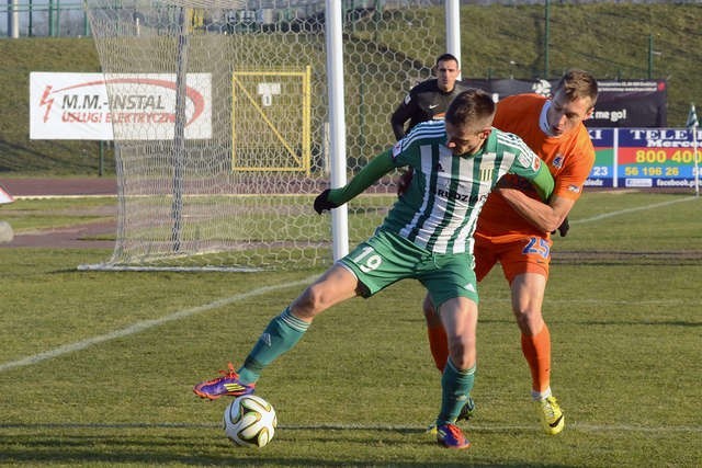 Olimpia (w biało-zielonej koszulce zmieniony po przerwie Maciej Rogalski) nie sprostała na własnym boisku liderowi z Niecieczy, przegrywając 2:0