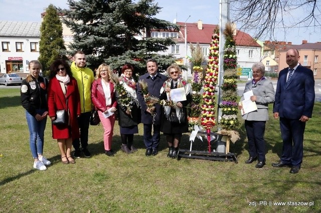 Niepisaną tradycją przed Świętami Wielkanocnymi w stolicy powiatu jest organizacja wydarzenia „Wielka Noc Wielka Moc” .  Tego dnia na mieszkańców zebranych na staszowskim rynku czekał kiermasz ozdób wielkanocnych, warsztaty rękodzielnicze oraz oczywiście poświęcenie palm i procesja z kolorowymi dziełami. Podczas wydarzenia rozstrzygnięto także konkurs na najpiękniejszą palmę wielkanocną. Pierwsze miejsce zajęła praca wykonana przez Koło Gospodyń Wiejskich Oględów, a drugie miejsca były równorzędne i nagrodzone zostały prace wykonane przez Koło Gospodyń Wiejskich Niemścice oraz Świetlicę „Jutrzenka” Wólka Żabna. Zwycięzcom gratulowali Leszek Kopeć, burmistrz Staszowa i Katarzyna Ciepiela, dyrektor Staszowskiego Ośrodka Kultury.  Zobacz więcej na kolejnych slajdach.