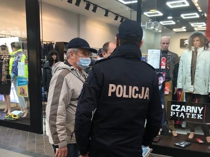 W listopadzie policjanci ze Słupska wystawili prawie 1000 mandatów za niestosowanie się do obostrzeń [ZDJĘCIA]
