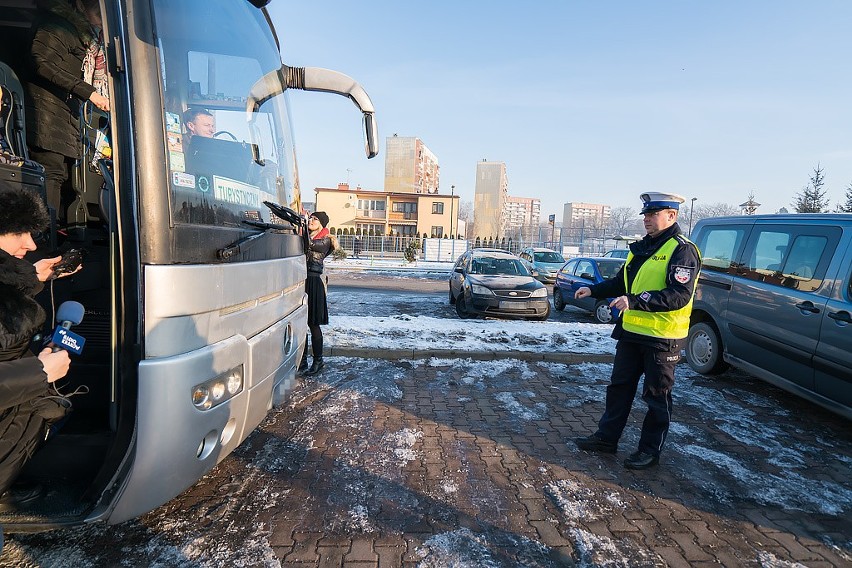 Policjanci sprawdzają autokary przed wyjazdem na ferie. Pierwszy skontrolowany nie pojechał