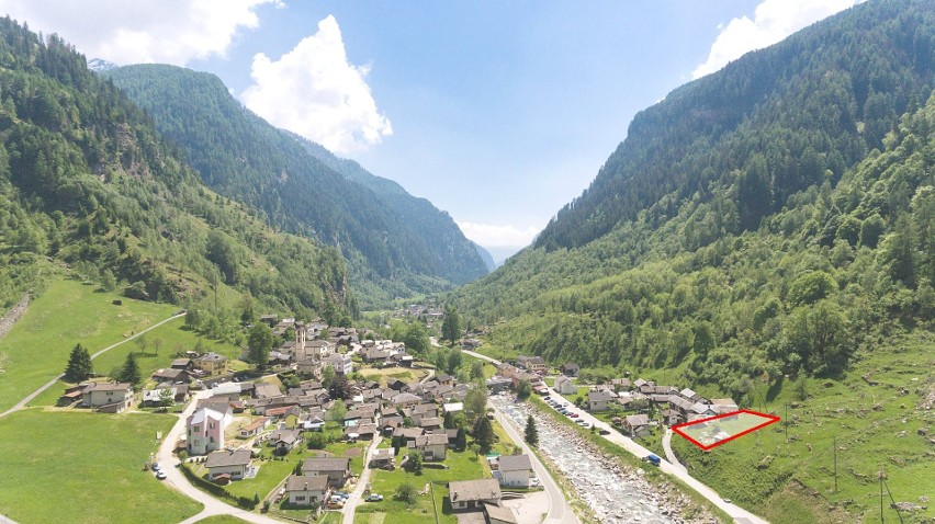 Alpejska wioska, w której mieszczą się omawiane budynki