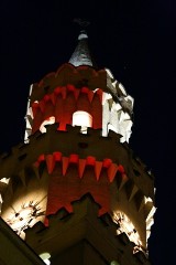 Wieża ratusza w Opolu w nocy zmienia kolor