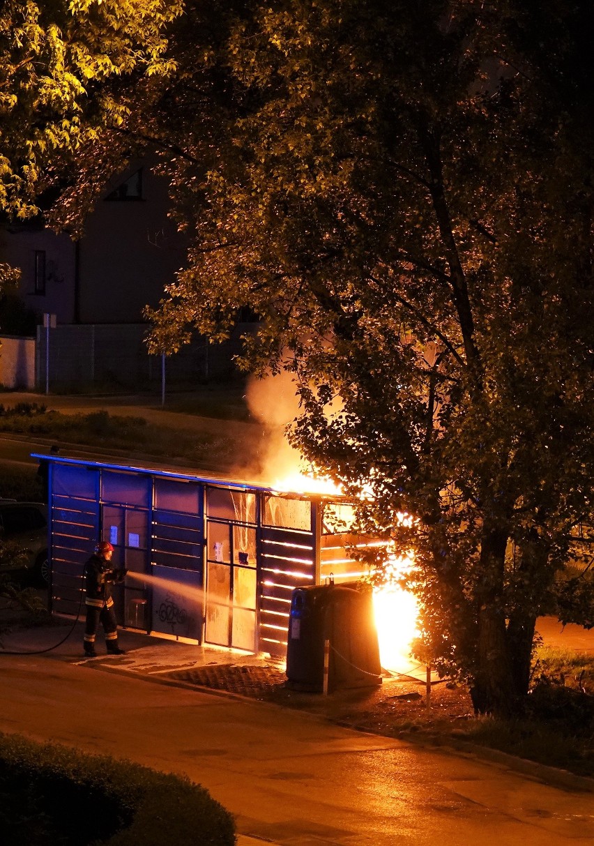 Ogień w centrum Ruczaju. Przy ul. Kobierzyńskiej spłonęła w nocy wiata śmietnikowa 