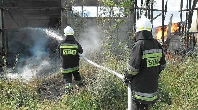 Spośród czternastu wakacyjnych wyjazdów do palących się stogów słomy na terenie powiatu grudziądzkiego, jeden dotyczył interwencji we wsi Plemięta. Na zdjęciu strażacy podczas akcji w tej miejscowości