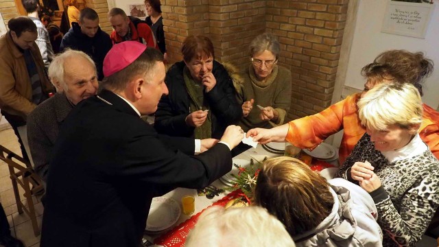 W poniedziałek w Domu Miłosierdzia Bożego w Koszalinie zorganizowana została wigilia dla potrzebujących. Przy świątecznych stołach zasiadło ponad 200 osób.We wtorek, w pierwszy dzień Świąt Bożego Narodzenia, na godzinę 11 na świąteczne śniadanie do pubu Graal zaprasza poseł Stefan Romecki.Zobacz także Świąteczne śniadanie w pubie Graal zorganizowane przez posła Stefana Romeckiego (archiwum)