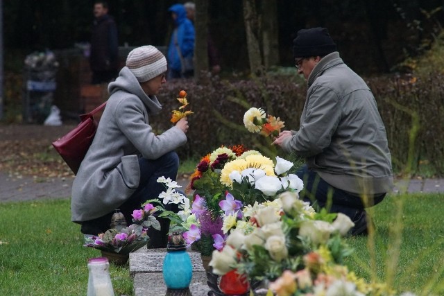 Poznań: Na cmentarz na Miłostowie przybywa coraz więcej ludzi
