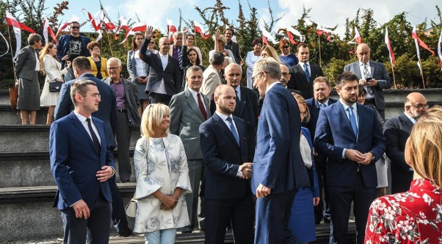 Swoich kandydatów na radnych przedstawił już PiS. Na zdjęciu: Tomasz Latos, kandydat partii na prezydenta Bydgoszczy, wita się z kandydatami