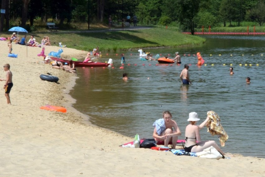 Andrzejówka koło Chmielnika kusi w upalne dni. Zobacz na zdjęciach, jak nad zalewem wypoczywają plażowicze