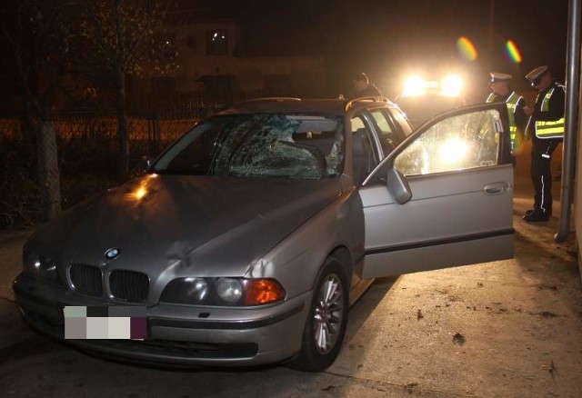 Kierowca BMW porzucił samochód na ulicy Wiejskiej.