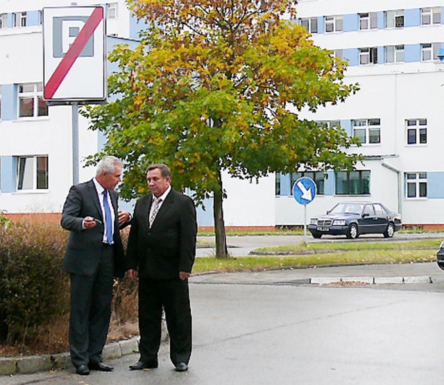 Jak widać, dyrektor Patalas (po lewej) i starosta Majewski negocjowali wczoraj bezpośrednio na parkingu