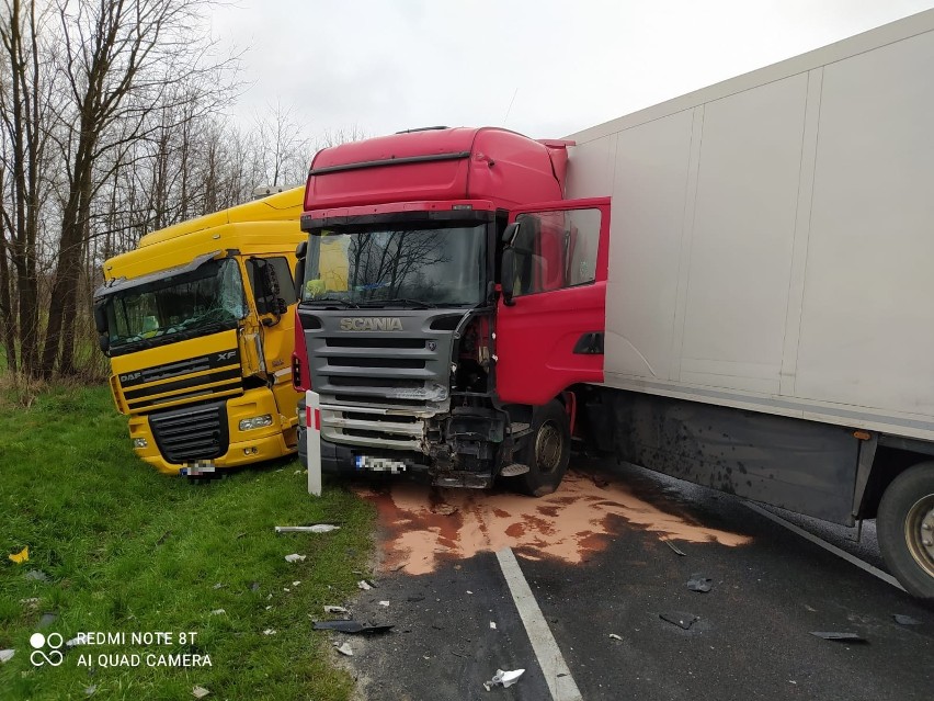 Wypadek na DK73 koło Dąbrowy Tarnowskiej, jedna osoba ranna,...