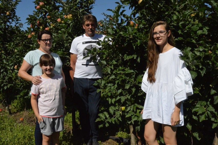 Kinga i Bogdan Guciowie z córkami, Rozalią i Gabrysią, w...