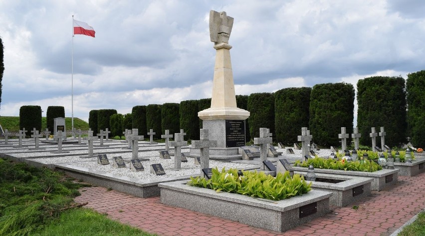 Cmentarz wojenny w Skalbmierzu zawiera 10 podłużnych kwater...