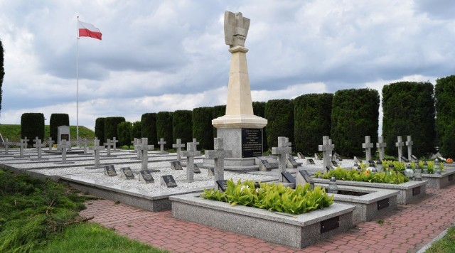 Cmentarz wojenny w Skalbmierzu zawiera 10 podłużnych kwater ziemnych równoległych do alejki głównej i 7 pojedynczych mogił z przodu.
