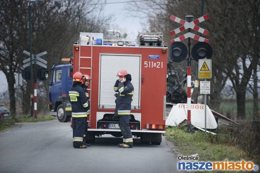 Wypadek na przejeździe kolejowym. W busa uderzyły dwa pociągi. Kierowca nie żyje