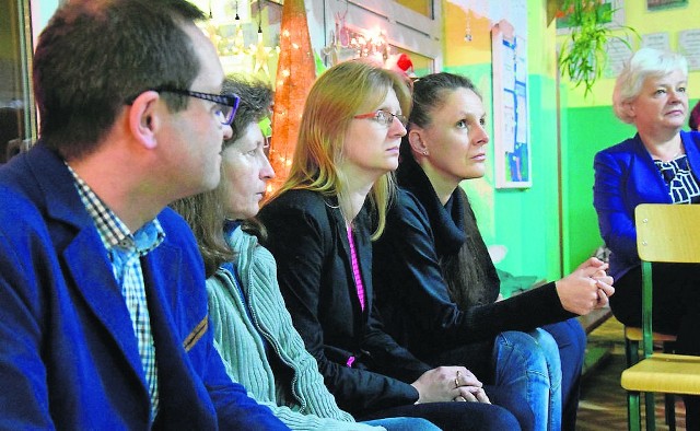 Zmartwione miny nauczycieli ze szkoły w Piaskach w gminie Barwice. Tu na spotkaniu z rodzicami. Gdyby szkołę zlikwidować, większości z nich grozi bezrobocie
