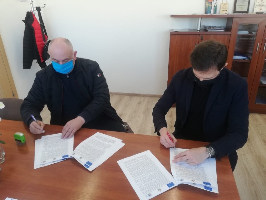 Podpisanie umowy na budowę ulicy Słonecznej w Kołczygłowach