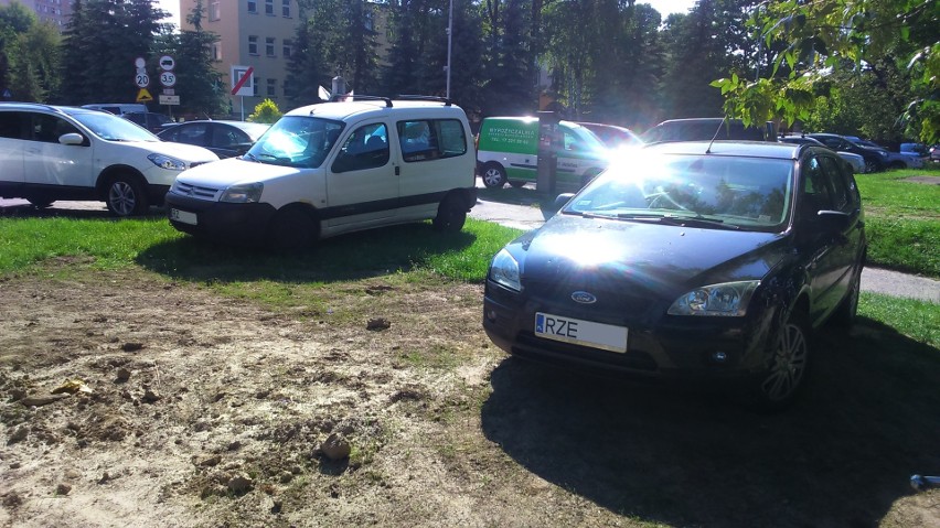 Kierowcy parkują samochody na zieleńcach w rejonie...