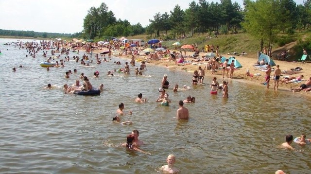 W pogodne dni plaża nad zalewem pęka w szwach mimo tego, że w Jastrzębiu nie ma ratownika i teoretycznie nie można się kąpać.