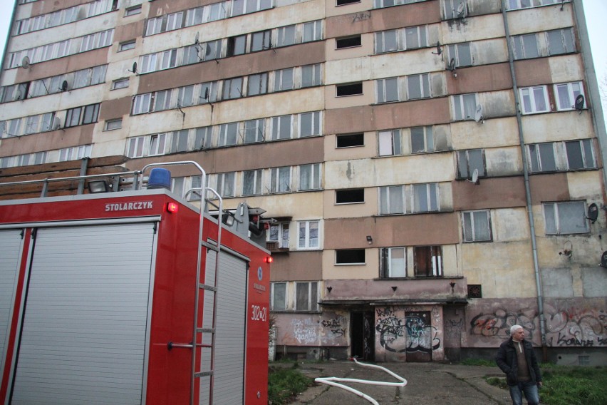 Dwie osoby zginęły w pożarze w wieżowcu przy ulicy Młodej w Kielcach (WIDEO, zdjęcia)