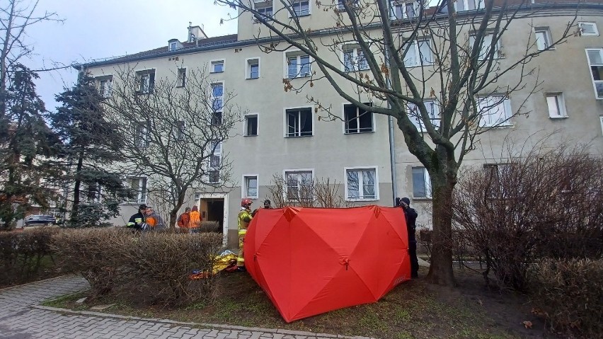 Pożar mieszkania w kamienicy przy ul. Borowskiej we Wrocławiu. Jedna osoba nie żyje [ZDJĘCIA]