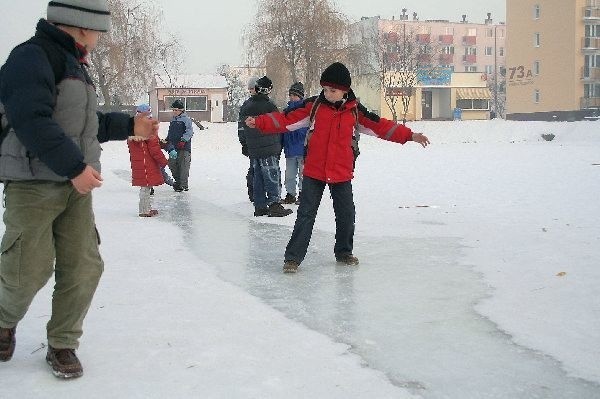 Zmarznięty śnieg praktycznie  uniemożliwia jazdę na łyżwach po  Blankuszu