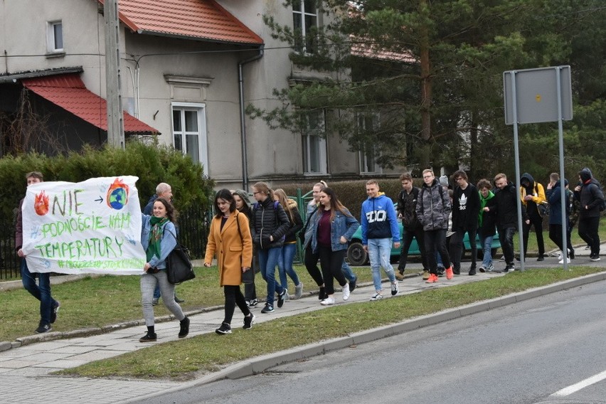 Uczniowie z Grodkowa protestowali przeciw zmianom klimatycznym