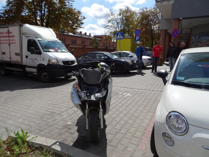 Poznań: Na ul. Wojskowej samochód zderzył się ze skuterem