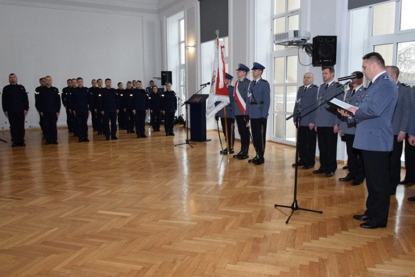 20 nowych podkarpackich policjantów złożyło ślubowanie. Znasz któregoś z nich? (zdjęcia)