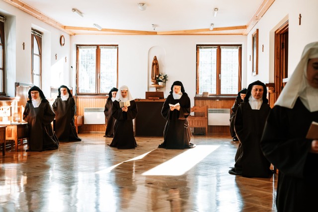 Karmelitanki bose z Zakopanego podczas codziennej modlitwy. Siostry chcą wybudować klasztor w Str&oacute;ży i proszą o pomoc